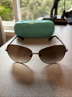 kate spade Women's Gold Frame Sunglasses with Brown Gradient Lenses w/ cute case